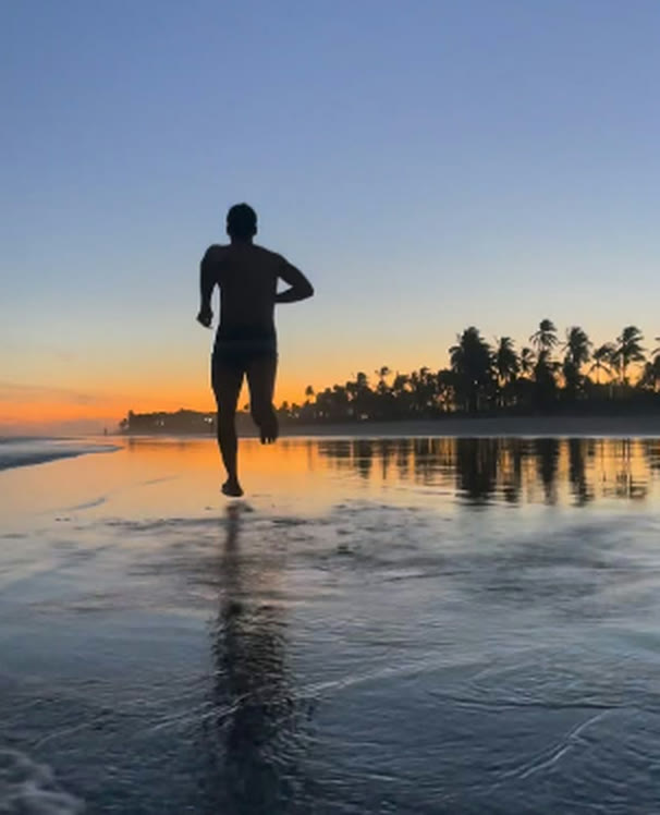 Rodolfo Bastos correndo na praia ao amanhecer